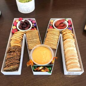 صينية على شكل حرف M من الورق المقوى لحاوية الطعام الحلوة ولوحة الفحم الورقية مع صندوق وغطاء شفاف in Kuwait