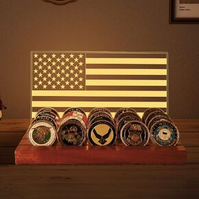 عرض عملة التحدي المضيئة من الأمونيت، حامل عملات العلم الأمريكي مع لون أبيض دافئ من الخشب الصلب الخفيف 4 صفوف حامل خشبي هدية عملات تحدي الوقوف للجيش العسكري له الأب in Kuwait