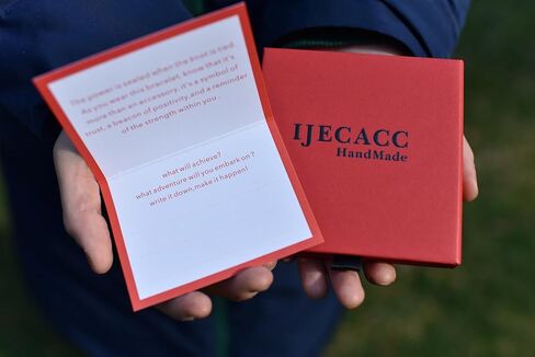 أساور حماية قوية بعقدة فاجرا مصنوعة يدويًا من التبت للأولاد والبنات والنساء والرجال، سلسلة حمراء هدية للمصير والحب (15 سم (5.9 بوصة)) in Kuwait