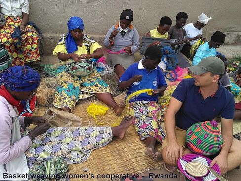 سلة أفريقية مصنوعة يدويًا - حجم كبير: عرض 12 بوصة - سلة السيزال والعشب الحلو - مصنوعة يدويًا في رواندا in Kuwait