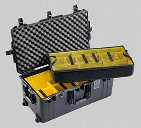 Pelican Black 1626 Case ، مع عجلات. يأتي مع فواصل صفراء مبطنة. in Kuwait