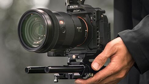 Tilta Half Cage Pro Kit متوافق مع Sony A7R V ، مع إكسسوارات Mount عبر الناتو ، والأحذية الباردة و 1/4 "-20 خيوط مع موقع دبابيس | TA-T46-B (أسود) in Kuwait