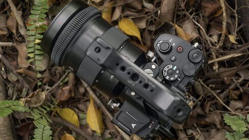 Tilta Half Cage Pro Kit متوافق مع Sony A7R V ، مع إكسسوارات Mount عبر الناتو ، والأحذية الباردة و 1/4 "-20 خيوط مع موقع دبابيس | TA-T46-B (أسود) in Kuwait