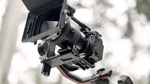 Tilta Half Cage Pro Kit متوافق مع Sony A7R V ، مع إكسسوارات Mount عبر الناتو ، والأحذية الباردة و 1/4 "-20 خيوط مع موقع دبابيس | TA-T46-B (أسود) in Kuwait