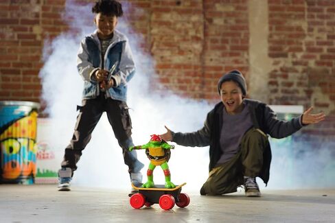 Teenage Mutant Ninja Turtles Raphael Cowabunga Skate RC - Imitates Real Skate Tricks - 2.4 GHz Remote Control - Ages 3+ in Saudi Arabia