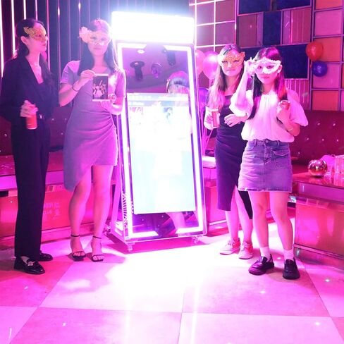 كشك صور Magic Mirror Photo ، 65 '' Mirror Photo Booth ، شاشة 43 '' in Kuwait
