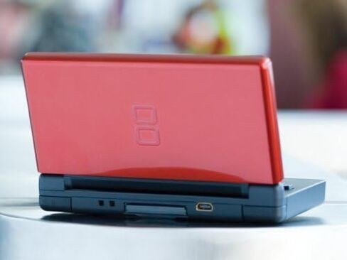 Nintendo DS Lite Console - Crimson/Black - نظام الألعاب المحمولة - تم اختباره بالكامل - يشمل الشاحن - المرح الكلاسيكي المحمول لجميع الأعمار (متجددة) in Saudi Arabia