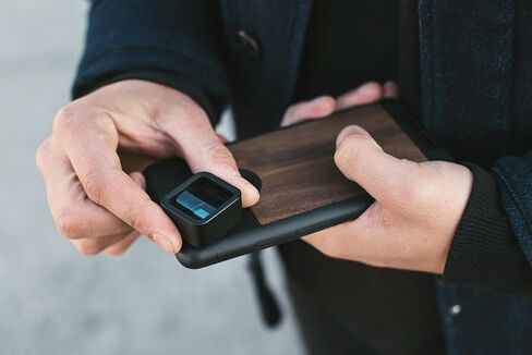 Moment 1.33x Anamorphic Mobile Lens – Capture True Cinematic Aspect Ratio, Gold or Blue Flare [Gold Flare, M-Series] in Kuwait