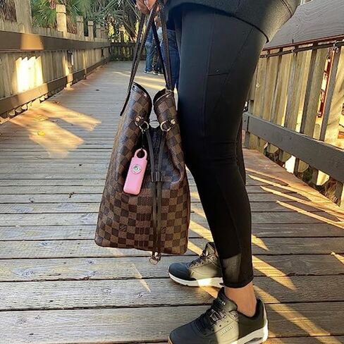 إنذار السلامة الشخصي الأصلي للنساء - صفارات الإنذار الصاخبة ، وضوء الإضاءة وسلسلة المفاتيح 2.0 (الوردي) in Kuwait