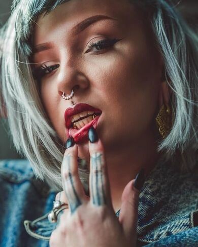 TOPGRILLZ Grillz غطاء أسنان ذهبي Grillz أسنان للرجال شوايات أسنان ذهبية لأسنانك 4 قطع 18 قيراط مطلية بالذهب/الفضة شواية واحدة للنساء مجوهرات ذهبية هيب هوب مغني الراب in Kuwait