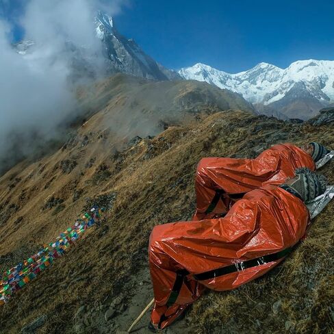 أكياس النوم في حالات الطوارئ - Mylar Thermal Survival Bivy Sack للتخييم في الهواء الطلق والمشي لمسافات طويلة والإسعافات الأولية in Saudi Arabia