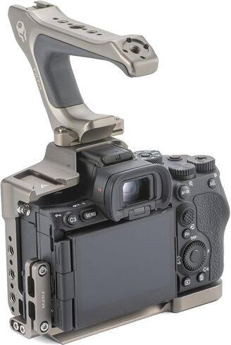 طقم Tilta Half Cage خفيف الوزن متوافق مع Sony a7R V، مع ملحقات التركيب عبر الناتو، حذاء بارد و1/4"-20 خيط مع دبابيس تحديد الموقع | TA-T46-A (رمادي تيتانيوم) in Kuwait