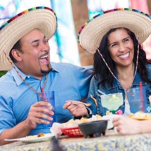 مجموعة أزياء الحفلات المكسيكية فييستا مكونة من 10 قطع من إكسسوارات أزياء سينكو دي مايو وقبعات سومبريرو وقبعات سيراب بونشو وهمية وشارب مكبرة وقلادة ماراكاس خشبية للخامس من مايو للنساء والرجال والبالغين in Kuwait