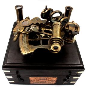 جي سكوت لندن آلة السدس لتاريخ السفن النحاسية مع صندوق من الخشب الصلب. آلة السدس لتاريخ السفينة النحاسية من سكوت لندن مع صندوق من الخشب الصلب. in Kuwait