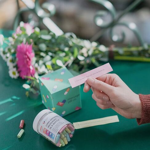 هدايا علاقات المسافات الطويلة، رسائل حب في زجاجة هدية لصديقك أو صديقتك (50 قطعة) كبسولات حب مكتوبة مسبقًا في وعاء بلاستيكي in Kuwait