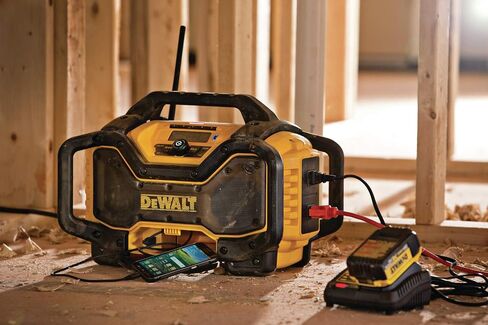 DEWALT DCR025R LITHIUM LITHIUM-ION RADIO & Charger (أداة عارية) (متجددة) in Kuwait