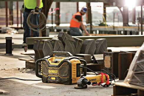 DEWALT DCR025R LITHIUM LITHIUM-ION RADIO & Charger (أداة عارية) (متجددة) in Kuwait