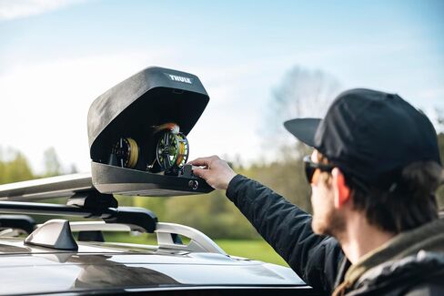 Thule Rodvault 2 رف سقف قضيب الصيد - يحمل 2 قضبان ذبابة مزورة بالكامل حتى 10 أقدام - صندوق بكرة مبطنة وقابل للقفل - يناسب أدلة كبيرة - تركيب سريع وسهل - مقاومة للتآكل in Saudi Arabia