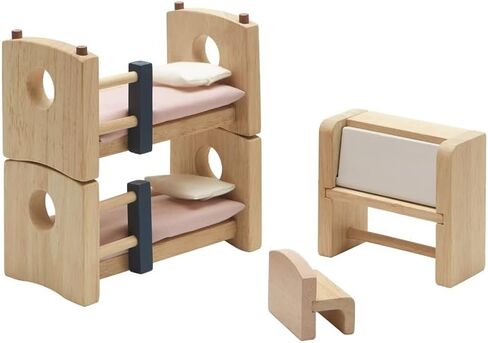 مجموعة أثاث بيت الدمى الخشبية الكلاسيكية من PlanToys - غرفة نوم مع طفل (7329) / مصنوعة بشكل مستدام من الخشب المطاطي والدهانات والأصباغ غير السامة in Saudi Arabia