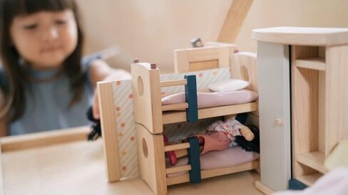 مجموعة أثاث بيت الدمى الخشبية الكلاسيكية من PlanToys - غرفة نوم مع طفل (7329) / مصنوعة بشكل مستدام من الخشب المطاطي والدهانات والأصباغ غير السامة in Saudi Arabia