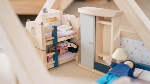 مجموعة أثاث بيت الدمى الخشبية الكلاسيكية من PlanToys - غرفة نوم مع طفل (7329) / مصنوعة بشكل مستدام من الخشب المطاطي والدهانات والأصباغ غير السامة in Saudi Arabia
