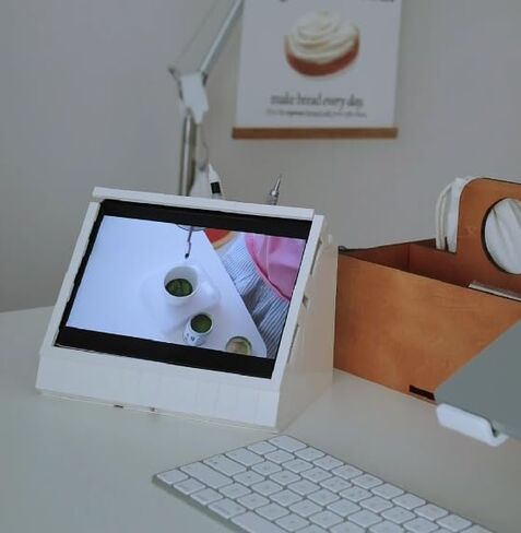 Magi-1 Tablet Stand ، تصميم متوافق مع الطوب Lego ، متوافق مع iPad Mini 7 (A17 Pro) ، Mini 6 & 8.3 "، زاوية ميل 53 درجة للراحة ، تخزين مدمج ، مثالي للمنزل والمطبخ والمكتب in Kuwait