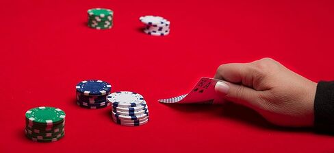 مجموعة لعبة البوكر 300 شريحة نرد من بو تويز في علبة من الألومنيوم (رقائق 11.5 جرام)، مجموعتان من البطاقات، 5 نرد in Kuwait