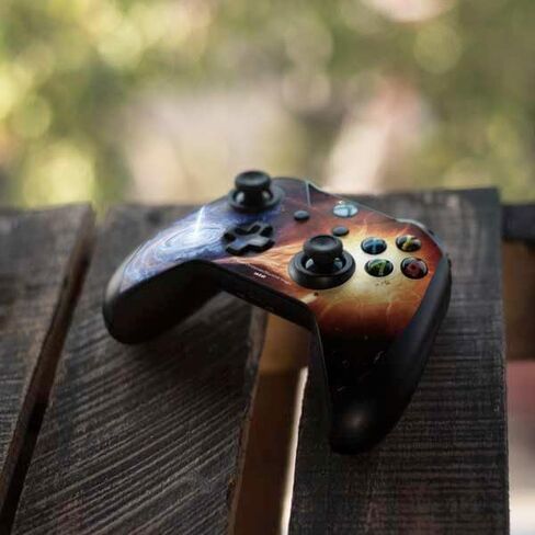 Skinit Skinit Gaming Gaming Continciped مع جهاز التحكم Xbox One S - مرخص رسميًا من نظام Stocktrek Binary System Terbing بالقرب من تصميم ثقب أسود in Saudi Arabia