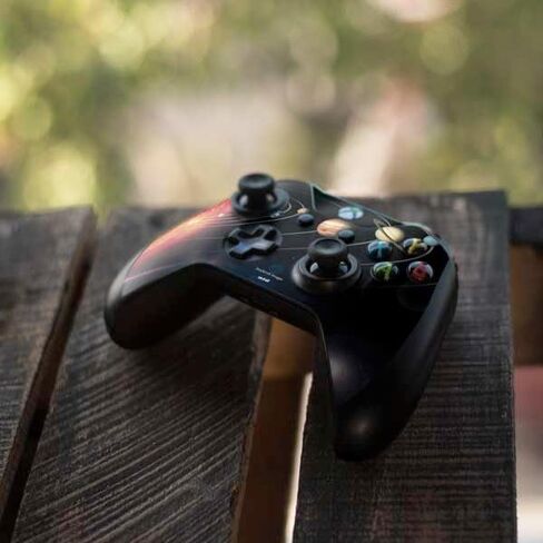 Skinit Skinit Gaming Gaming Skin متوافق مع جهاز التحكم Xbox One S - تصميم نظام SockTrek Solar المرخص رسميًا in Saudi Arabia