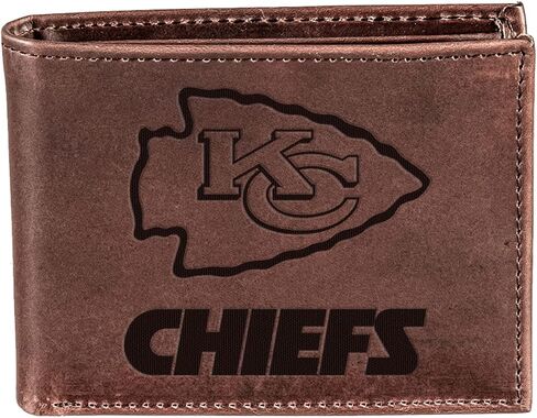 محفظة Evergreen Team Sports America NFL Kansas City Chiefs Brown Wallet | ثنائي الطي | شعار مختوم مرخص رسميًا | مصنوع من الجلد | منظم النقود والبطاقات | يتضمن صندوق الهدايا in Saudi Arabia
