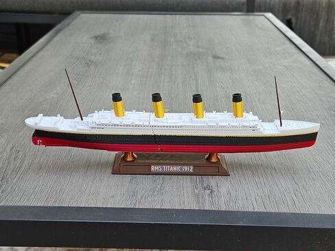انقسام إلى نصف Titanic Action Toy by Theroller3d ، تصميم Break-Apart مع نظام Snap-Lock على عكس الطرز الأخرى ، Titanic Toys for Kids ، Titanic Cake Topper ، قارب تيتانيك الدقيق تاريخيًا ، متماثل تيتانيك (نموذج بدون حامل عرض) in Kuwait