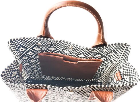 حقيبة Crossbody كبيرة المنسوجة - مقابض جلدية تان وحزام Crossbody ، محفظة بلاستيكية معاد تدويرها يدويًا ، أواكساكا المنسوجة المكسيكية ، حقيبة صيفية ، حقيبة عمل ، محفظة كل يوم in Saudi Arabia