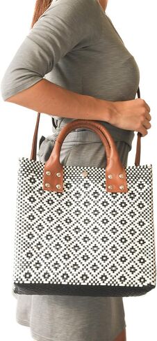 حقيبة Crossbody كبيرة المنسوجة - مقابض جلدية تان وحزام Crossbody ، محفظة بلاستيكية معاد تدويرها يدويًا ، أواكساكا المنسوجة المكسيكية ، حقيبة صيفية ، حقيبة عمل ، محفظة كل يوم in Saudi Arabia