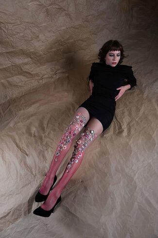 مزينة بجوارب شبكة صيد من الأحجار الثمينة ، طماق انتقال الألوان ، لباس ضيق ثلاثي الأبعاد مصنوع يدويًا ، جوارب شبكة صيد فريدة من نوع in Kuwait