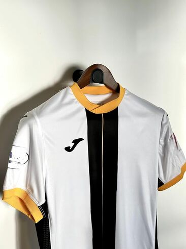 شماعات عرض Jersey ، تصميم مثبت على الحائط للمحملات الحفلات والبلوزات الرياضية (Satin Black) - تصميم محدث in Saudi Arabia