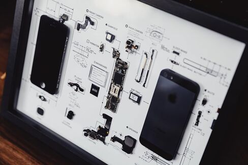 Wall Art, Framed Teardown Art for iPhone 5, Perfect for Collecting and Decorating Walls, Bedrooms, Dorms, or Game Rooms – Ideal Gift for Tech Fans and Boys in Saudi Arabia