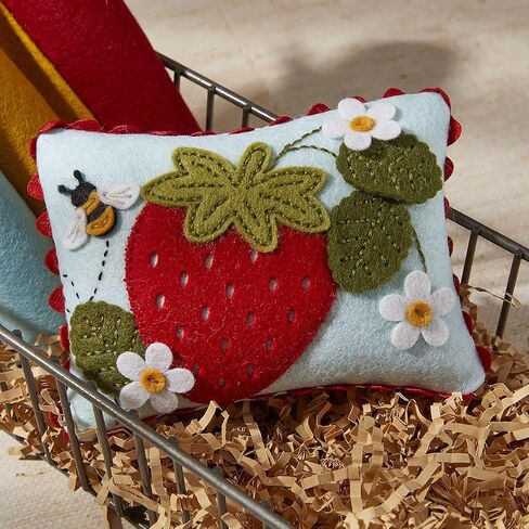 شعرت Spellbinders بالفراولة إزهار تموت من The Summer Felt Stitch & Create Collection بواسطة Nichol Spohr in Saudi Arabia