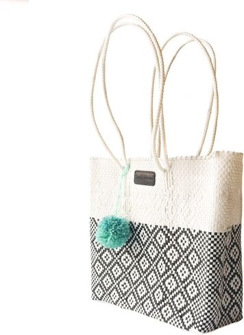 Tin Marin White Tote ، مقابض طويلة إضافية ، حمل بلاستيكي منسوف يدويًا ، حقيبة منسوجة من البلاستيك المكسيكي ، حقيبة شاطئية ، حقيبة صيفية ، تشطيبات جلدية in Saudi Arabia