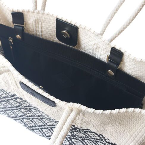 Tin Marin White Tote ، مقابض طويلة إضافية ، حمل بلاستيكي منسوف يدويًا ، حقيبة منسوجة من البلاستيك المكسيكي ، حقيبة شاطئية ، حقيبة صيفية ، تشطيبات جلدية in Saudi Arabia