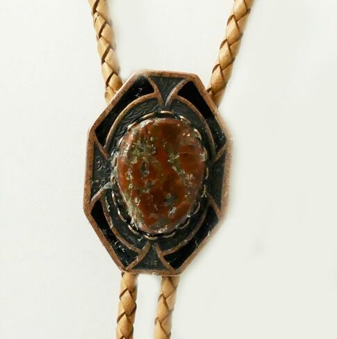 TIE Bolo: Ovalcabochon مع بقع النحاس في شريحة النحاس والأسود مع الحبال الجلدية تان ونصائح دوامة النحاس. in Saudi Arabia