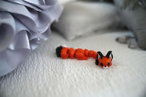 Yuna Fox – Articulated Kawaii Fox Fidget | Japanese Kitsune Desk Companion | Gift for Her in Saudi Arabia