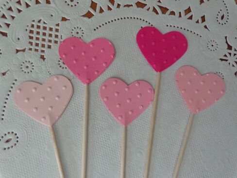 القبعات العليا في Cupcake Heart Polky Dot مختلطات من الأطعمة الوردية - اختيارات الحفلات - اختيارات المقبلات - قلوب بوصة واحدة (مجموعة من 24) in Saudi Arabia