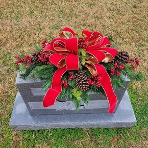 سرج شاهد القبر مع التوت الأحمر ، الصنوبر ، وشريط المخمل الأحمر - الديكور التذكاري لعيد الميلاد - زهور القبور الاصطناعية in Kuwait