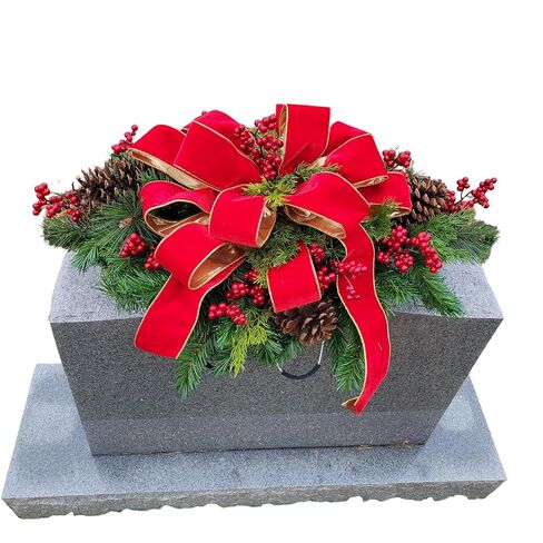 سرج شاهد القبر مع التوت الأحمر ، الصنوبر ، وشريط المخمل الأحمر - الديكور التذكاري لعيد الميلاد - زهور القبور الاصطناعية in Kuwait