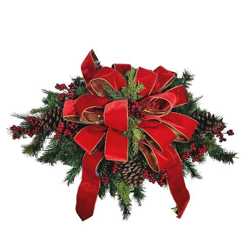 سرج شاهد القبر مع التوت الأحمر ، الصنوبر ، وشريط المخمل الأحمر - الديكور التذكاري لعيد الميلاد - زهور القبور الاصطناعية in Kuwait