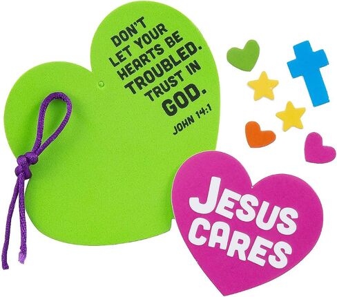 Fun Express Cares Cares على شكل قلب زخرفة الكريسماس مجموعة Craft - Fun Holiday DIY Craft for Kids and Family - مثالية لإنشاء زخارف عيد الميلاد الشخصية - مثالية لديكور العطلات - 12 قطعة in Kuwait