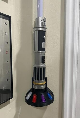تعمل ورشة عمل Mount Mount Wall Lightsaber على 6 بلورات Kyber Plain - بلورات غير مدرجة ... in Saudi Arabia