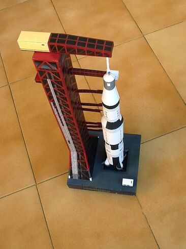 Dagijird 1: 300 Scale USS Saturn v Rocket and Pad Pad Diy Handcraft Paper Model Model (مجموعة غير معبدة) in Kuwait