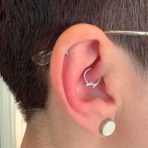 14K Gold Leaf Daith Ring ، حلقة الحاجز ، حلقة حلزونية ذهبية ، حلقة غضروف ، حلقة ديث 18G in Saudi Arabia
