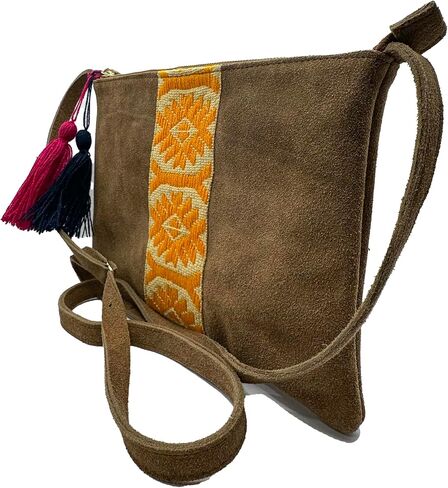 Crossbody "Vicenta" ، الذي صنعه Jühue Artesanal ، المصنوع في المكسيك ، كيس أسود ، تطريز يدوي ، قطعة فريدة من نوعها ، حقيبة مطرزة ، تطريز مكسيكي ، مصنوع يدويًا ، كروسًا من جلد الغزال ، تطريز كروسودي in Saudi Arabia